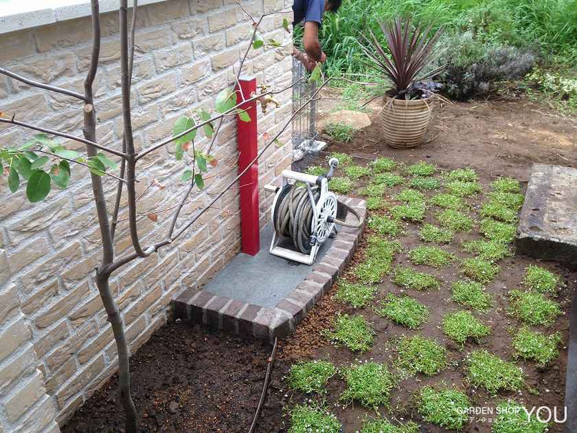 こんなシンプルな立水栓も素敵。「赤」が素敵。

