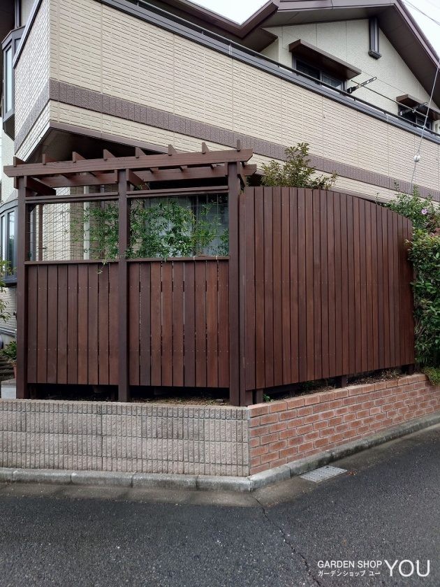 フェンスとパーゴラの間のハゴロモジャスミンがいい感じ。