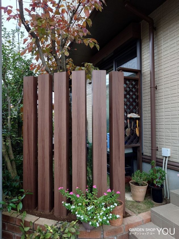 玄関脇の袖壁のように擬木の角材を立てました。