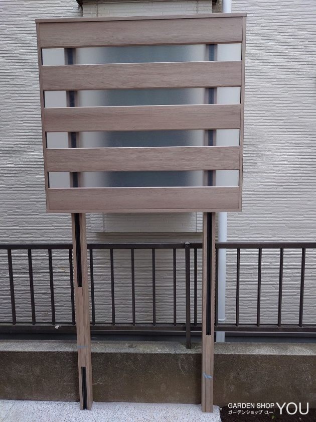 すりガラス付きの樹脂製フェンス